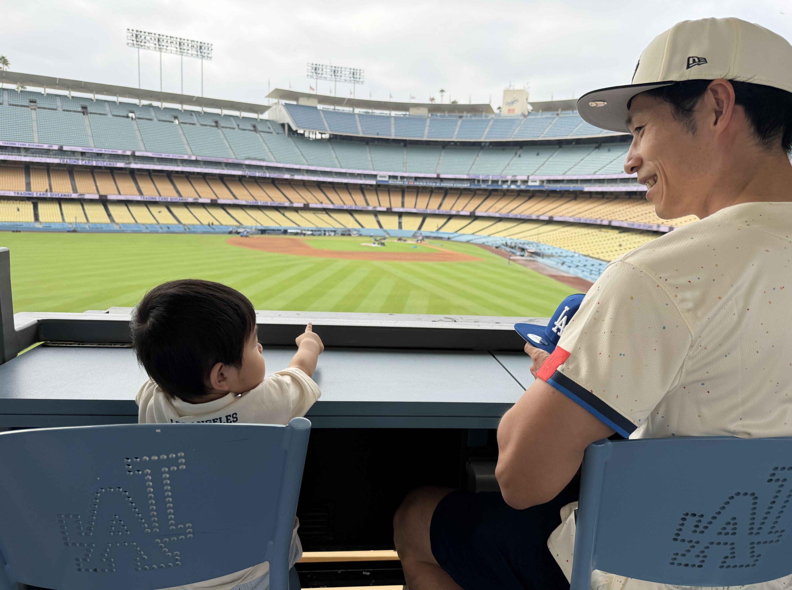 ドジャースタジアムのプリゲームツアーでスタッフに撮ってもらった写真